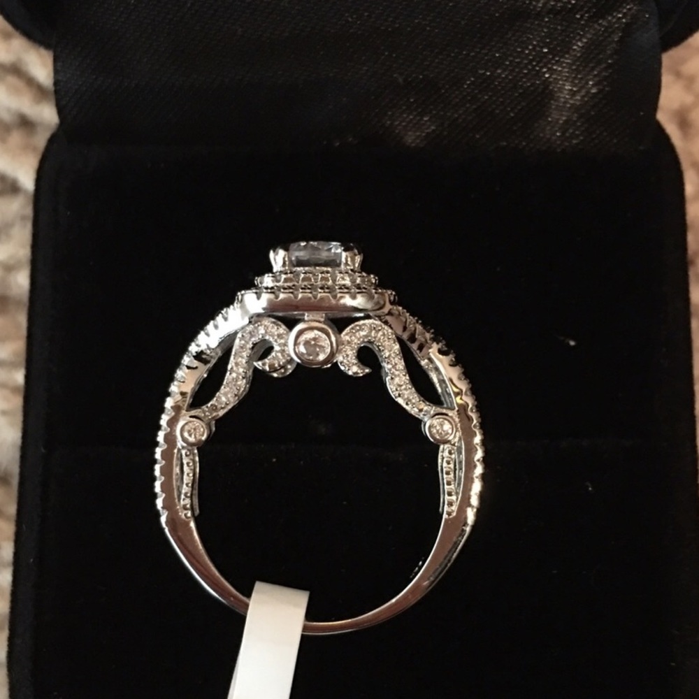 Brand new 18k gold  engagement ring - Picture 2 of 4